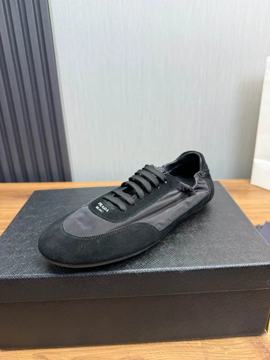 Men's shoes 💰600💰 PRADA 2025 Early Spring Collapse New Couple Style Sports Shoes Moral Training Shoes The name Collapse comes from the fact that it can be easily put on and taken off with bare hands. The light and comfortable features make it more relaxed and casual. The side elastic design can be worn twice! Super comfortable catwalk sneakers, as light and thin as ballet slippers, as comfortable as sneakers, comfortable and super light on the feet. Fabric: nubuck leather spliced ​​with nylon cloth. Silk cowhide foot pads. Size: Women's code 35/40 Men's code 39/45